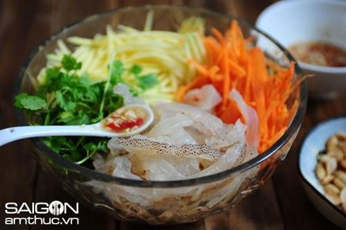 Cách làm món nộm sứa xoài xanh lạ miệng mà ngon